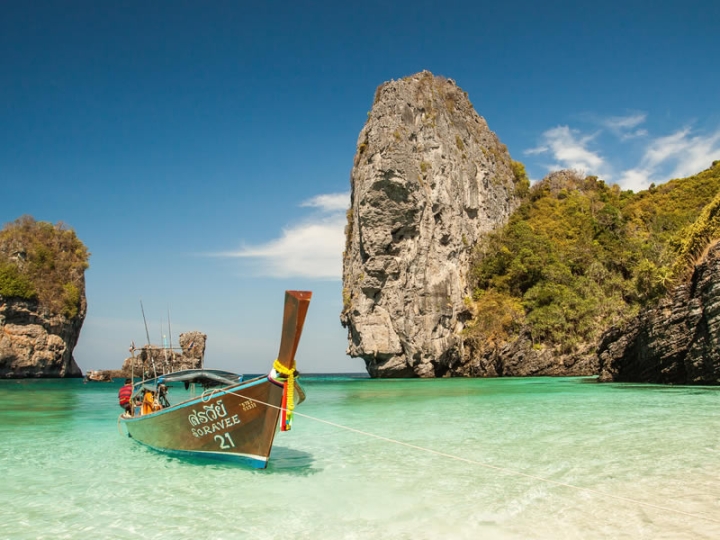Tắm và chèo thuyền kayak tại bãi biển Noriva
